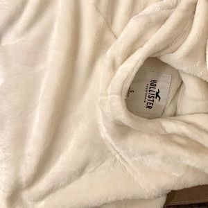 Hollister COZY sweater size small